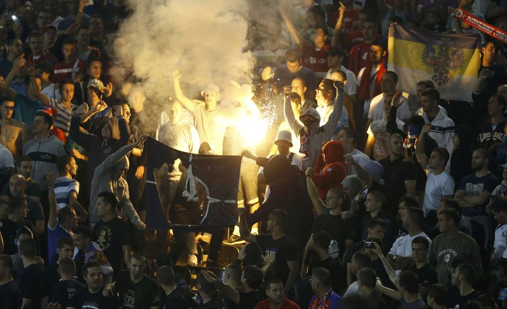 Sugli spalti i tifosi serbi bruciano bandiere del Kosovo. Reuters